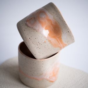 Irregular Cup – Peach Swirl mit Spots