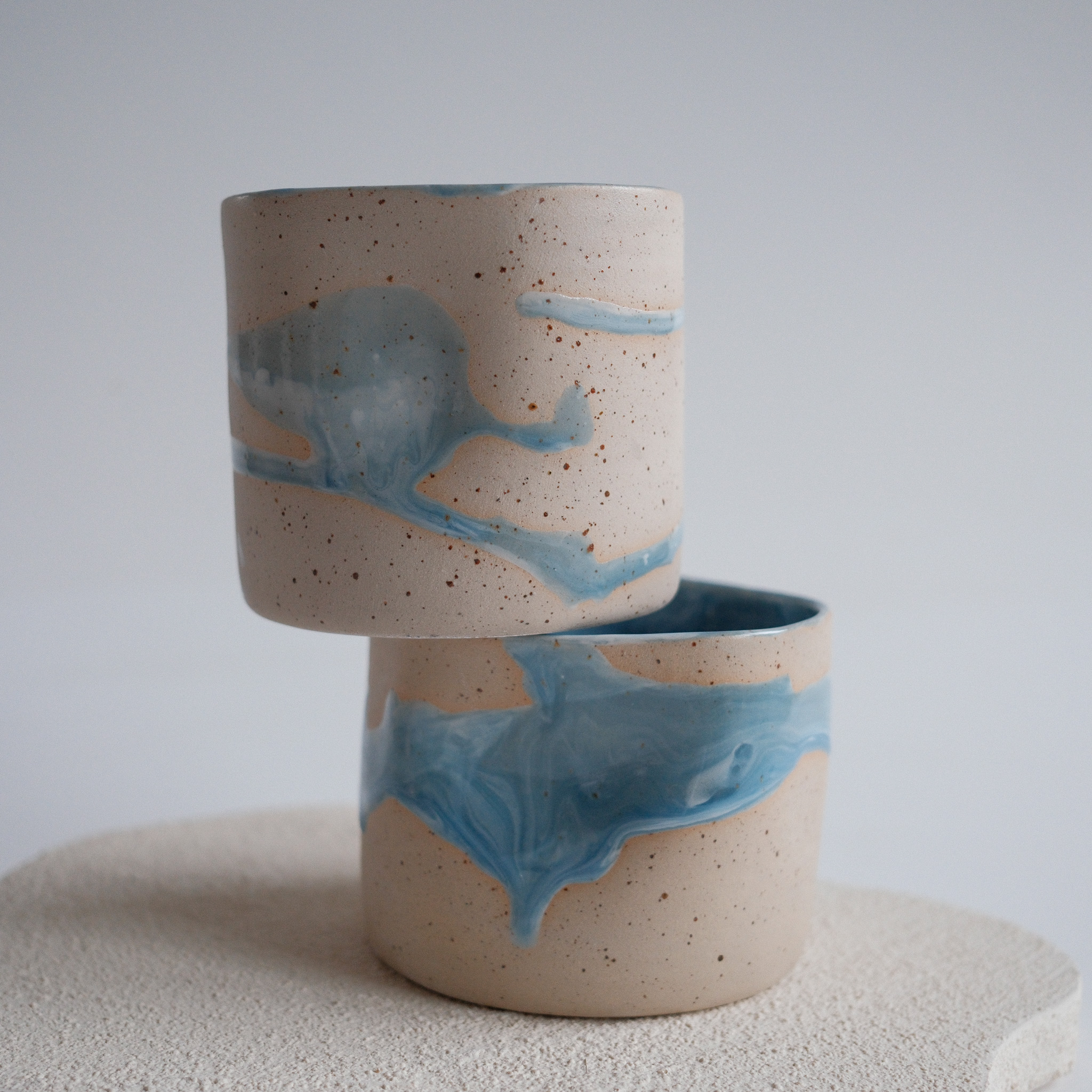 Irregular Cup - Light Blue mit Spots – Bild 2