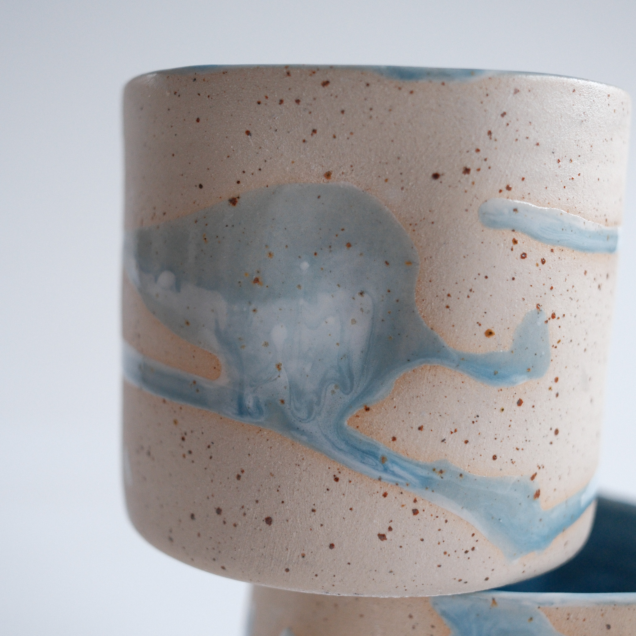 Irregular Cup - Light Blue mit Spots – Bild 3