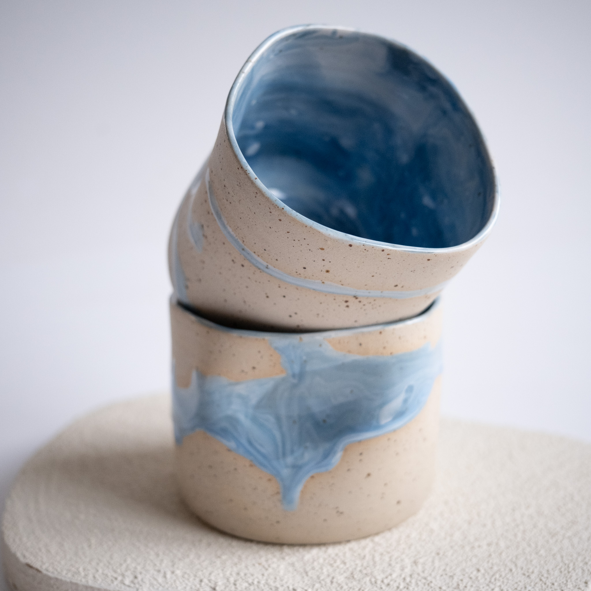 Irregular Cup - Light Blue mit Spots – Bild 4