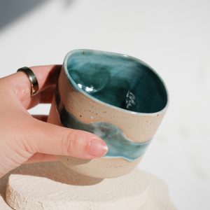 Irregular Cup – Green Swirl mit Spots