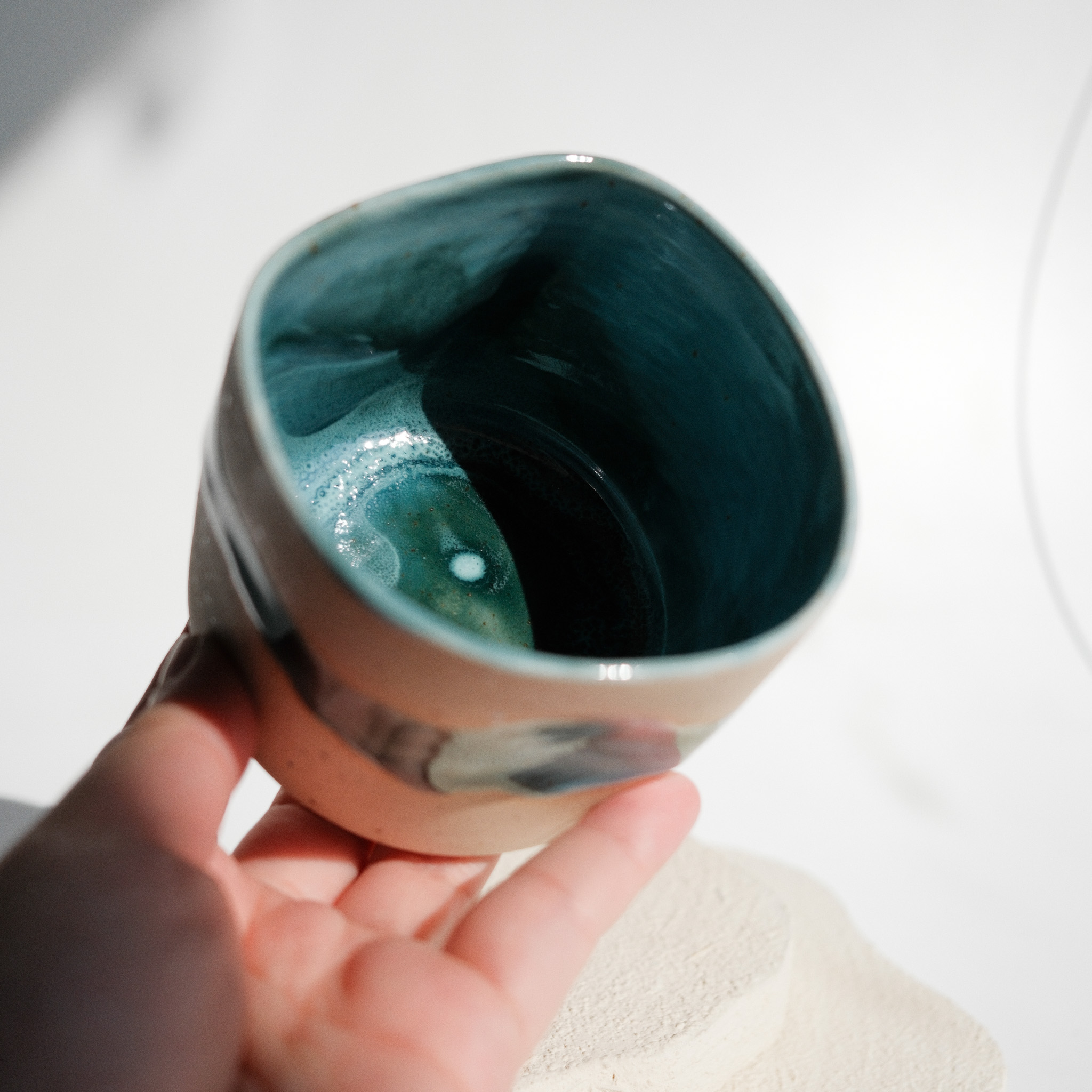 Irregular Cup - Green Swirl mit Spots – Bild 3
