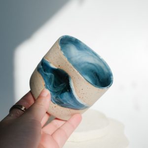Irregular Cup – Ocean Blue Swirl mit Spots