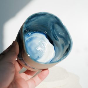 Irregular Cup – Ocean Blue Swirl mit Spots